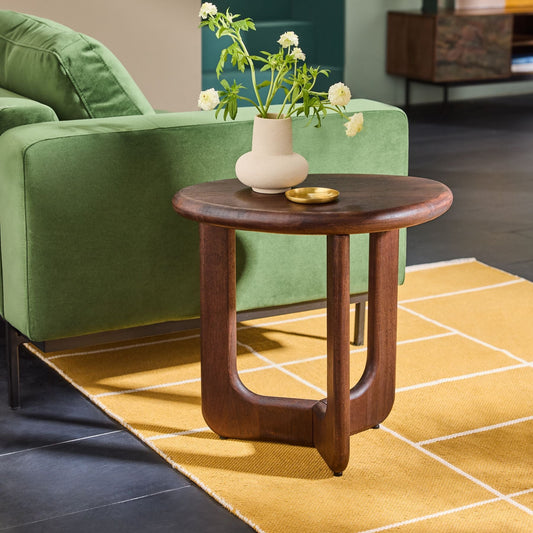 طاولة جانبية بتصميم فريد