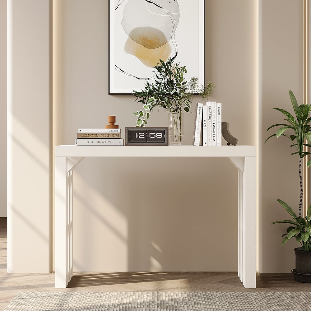 كونسول أبيض بتصميم هندسي